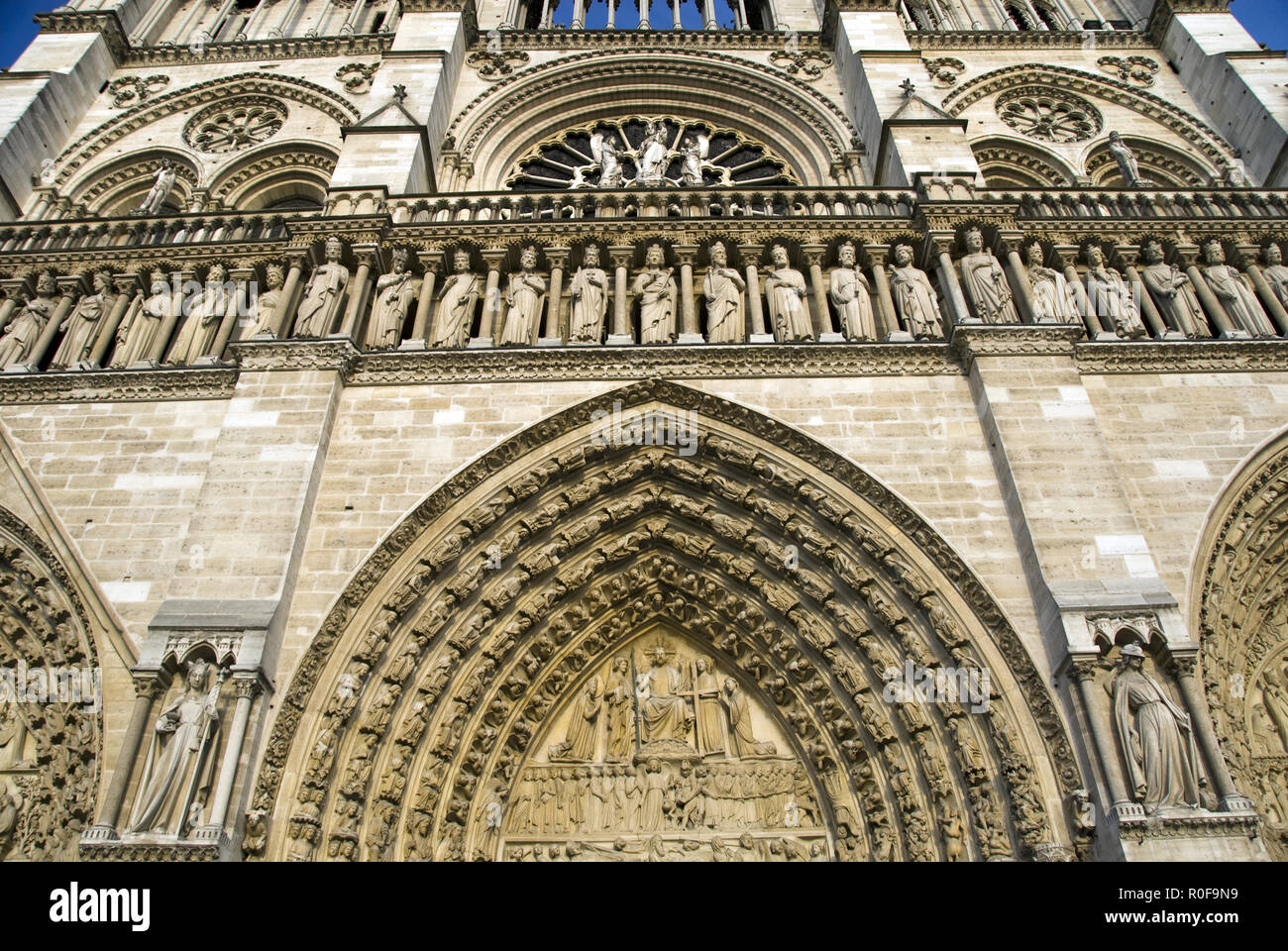 La Galleria dei re sopra il portale dell'ultimo giudizio su Notre Dame della facciata ovest di Parigi, Francia. Foto Stock