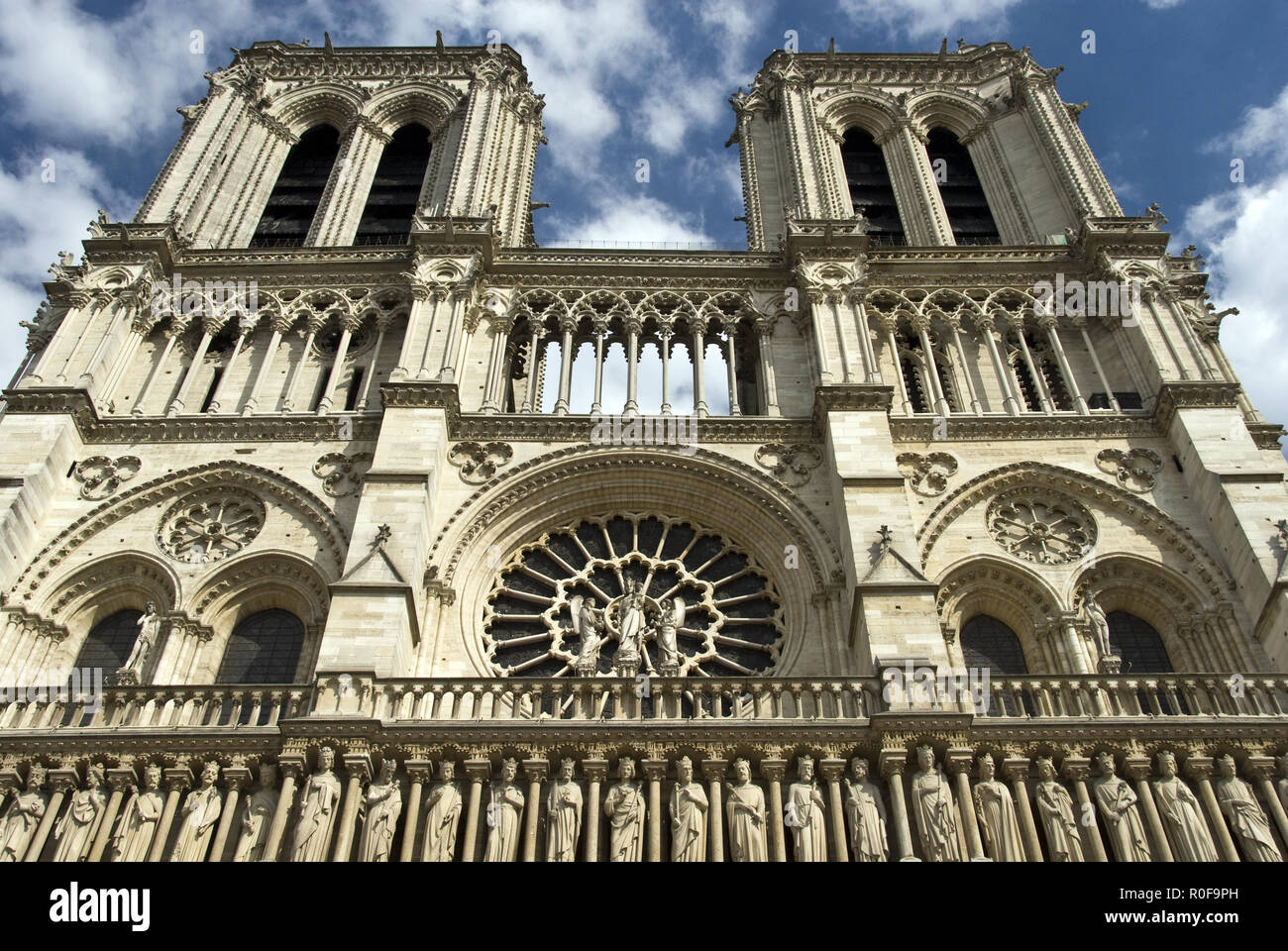 La Galleria dei re sopra il portale dell'ultimo giudizio su Notre Dame della facciata ovest di Parigi, Francia. Foto Stock