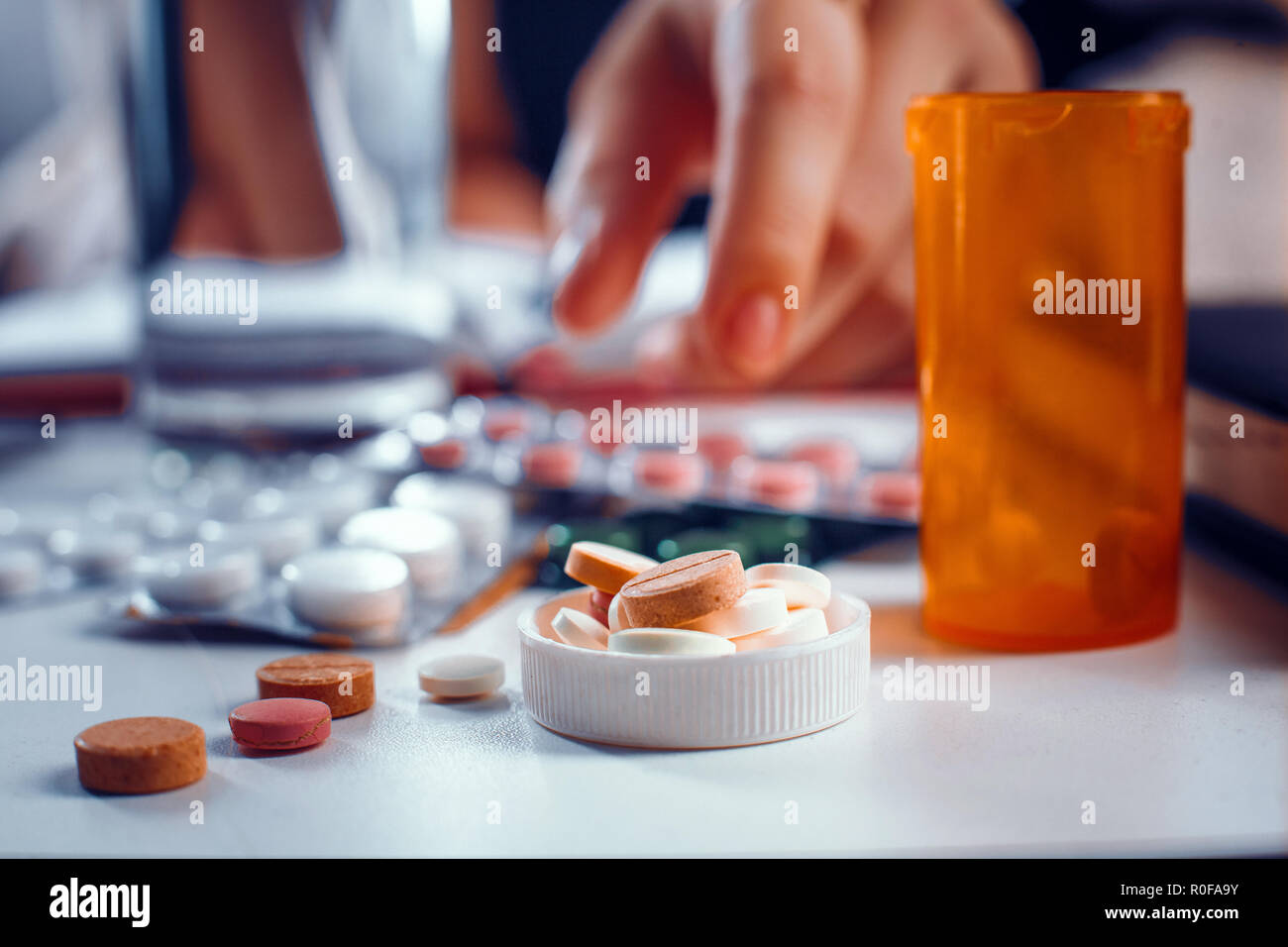 Vista da vicino su le pillole in bottiglia tappo della posa sul tavolo Foto Stock