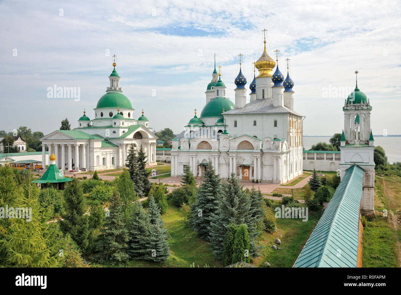Il complesso architettonico del Monastero Spaso-Yakovlevsky in un Nuvoloso Giorno di estate Foto Stock