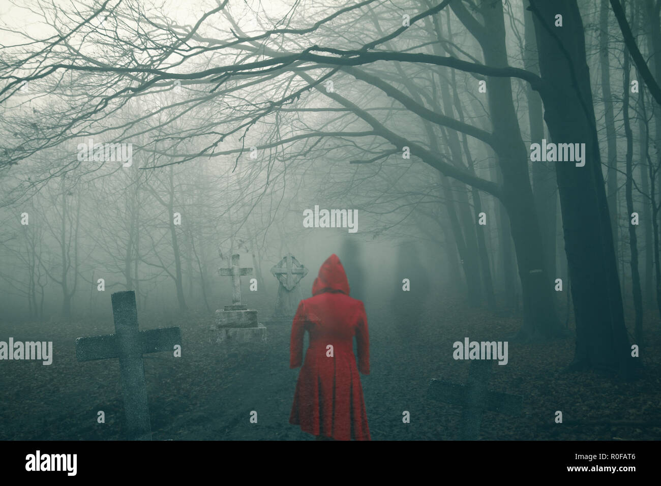Ghost woman in red dress on dark horror cimitero di foresta Foto Stock