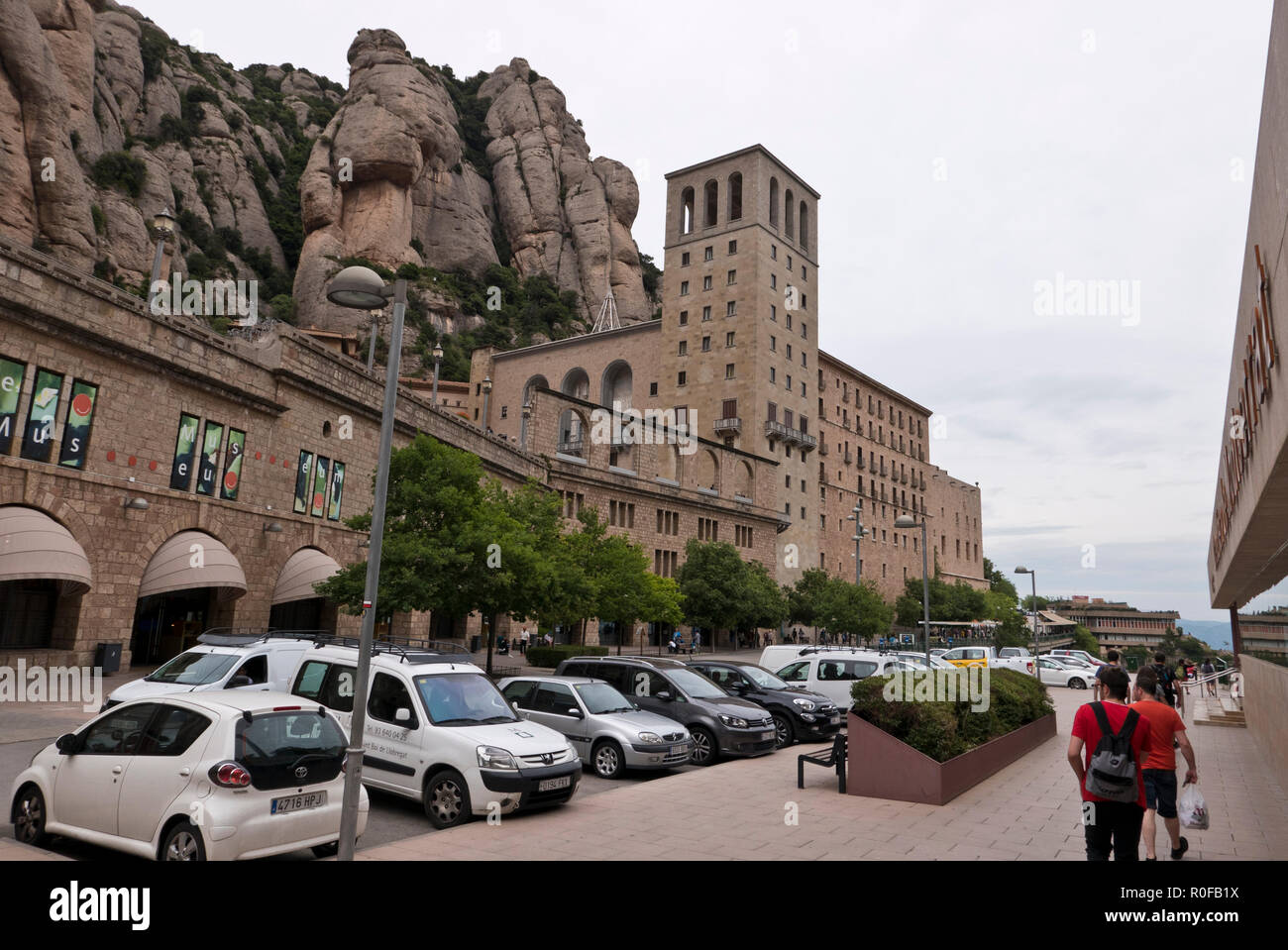 Vista dalla stazione della funicolare per la stazione ferroviaria del Monastero di Montserrat e le aree di parcheggio, Montserrat, Barcellona, Spagna Foto Stock