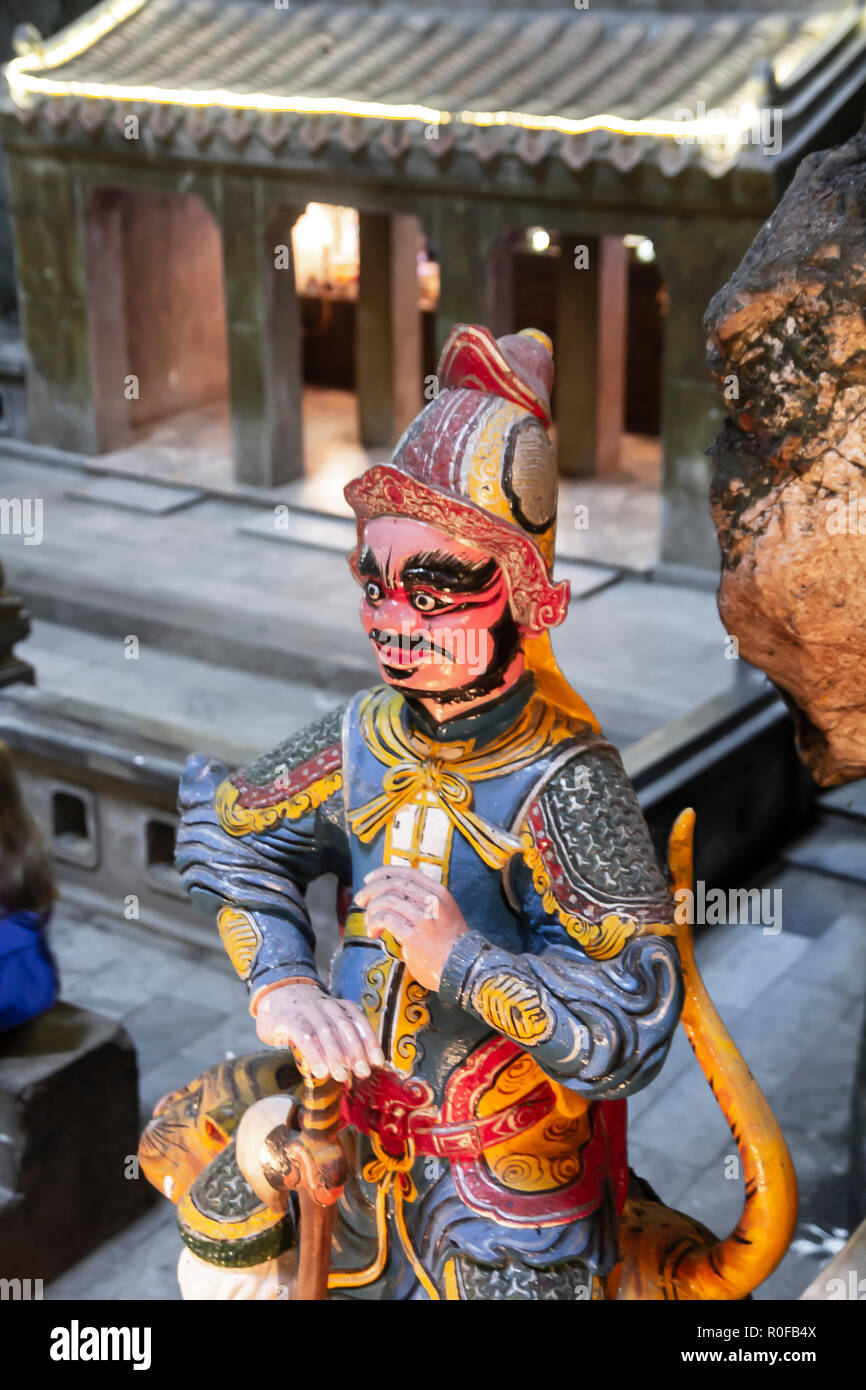 Statua all'interno Huyen Khong grotta Foto Stock