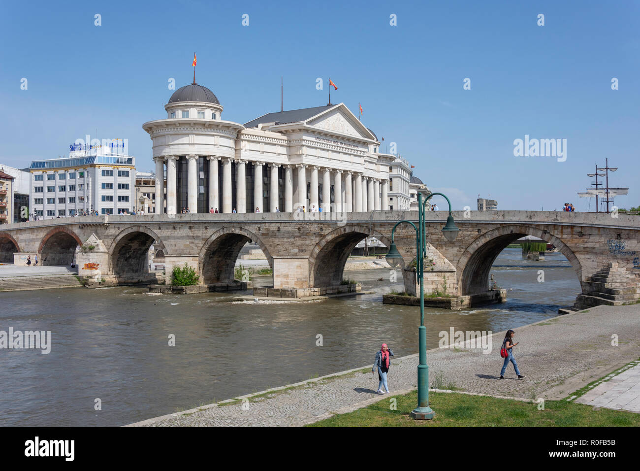 Il vecchio ponte di pietra e il Museo di Archeologia di fronte fiume Vardar, Skopje, Regione di Skopje, Repubblica di Macedonia del nord Foto Stock