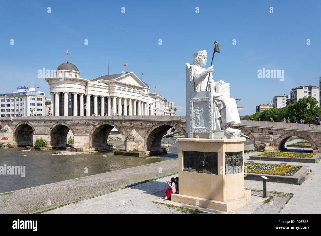 L'imperatore Giustiniano statua, il vecchio ponte di pietra e il Museo di Archeologia di fronte fiume Vardar, Skopje, Regione di Skopje, Repubblica di Macedonia del nord Foto Stock