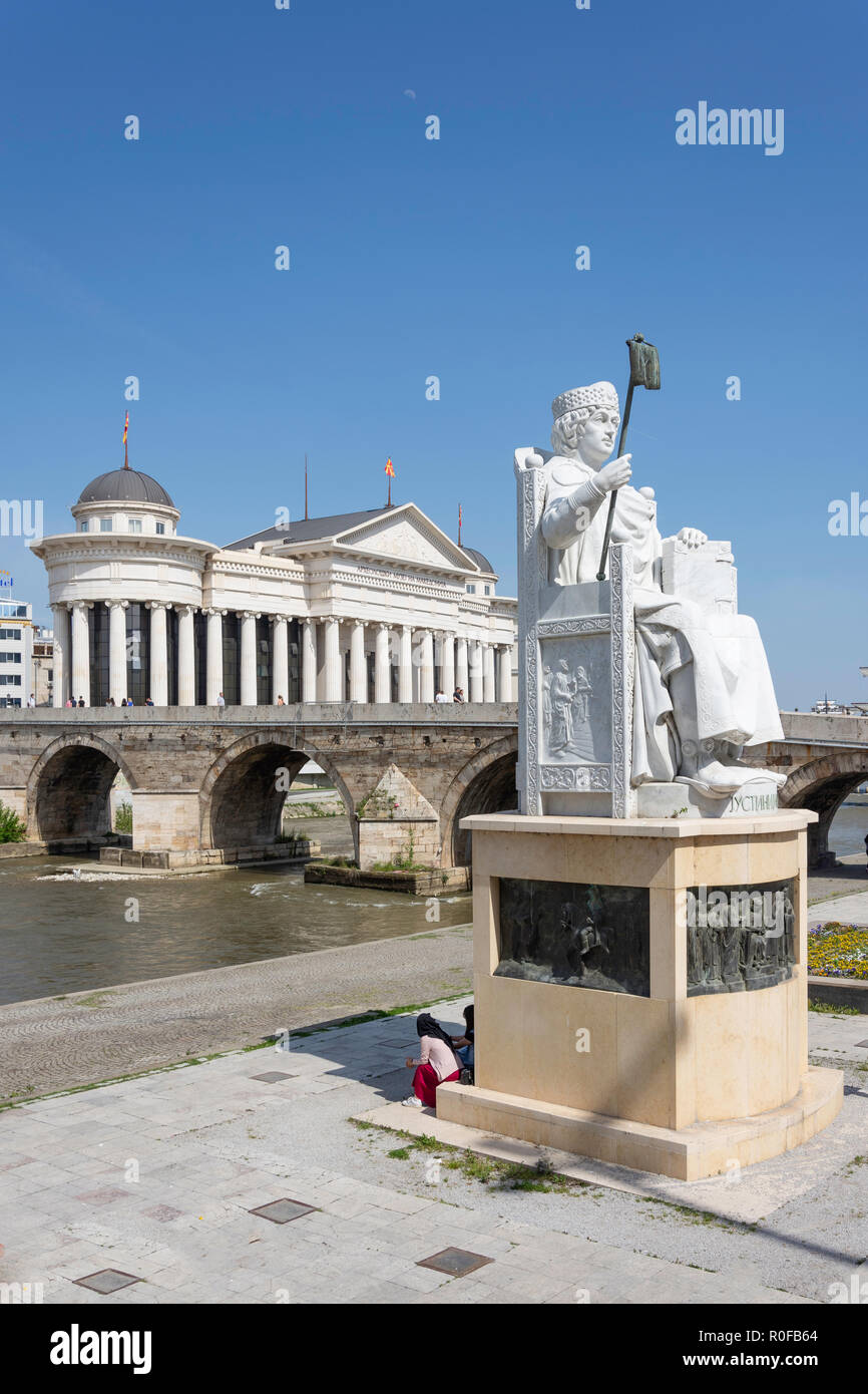 L'imperatore Giustiniano statua, il vecchio ponte di pietra e il Museo di Archeologia di fronte fiume Vardar, Skopje, Regione di Skopje, Repubblica di Macedonia del nord Foto Stock