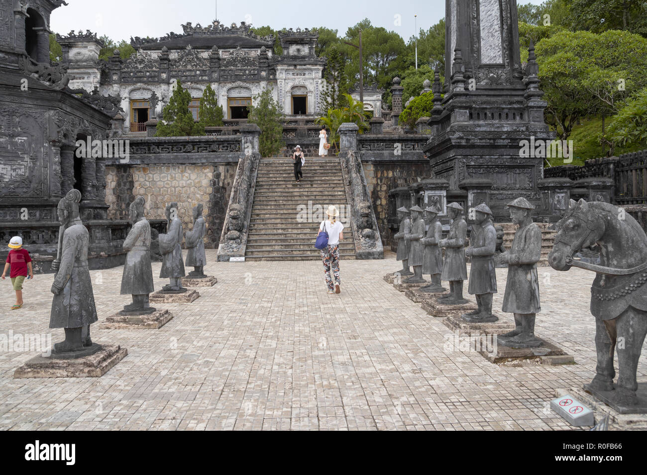 I turisti ad esplorare il cortile di antiche Khai Dinh tomba in tinta, Vietnam Foto Stock