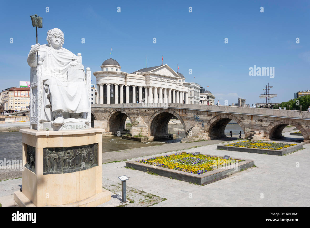 L'imperatore Giustiniano statua, il vecchio ponte di pietra e il Museo di Archeologia di fronte fiume Vardar, Skopje, Regione di Skopje, Repubblica di Macedonia del nord Foto Stock