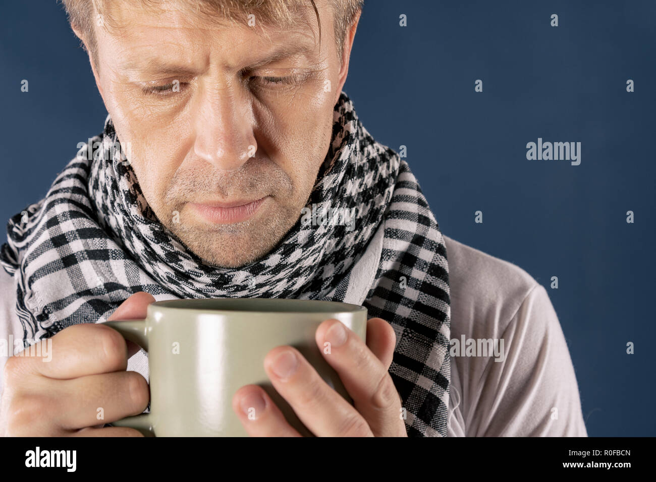 Adulto Uomo paziente con raffreddore e influenza la malattia sollievo Foto Stock