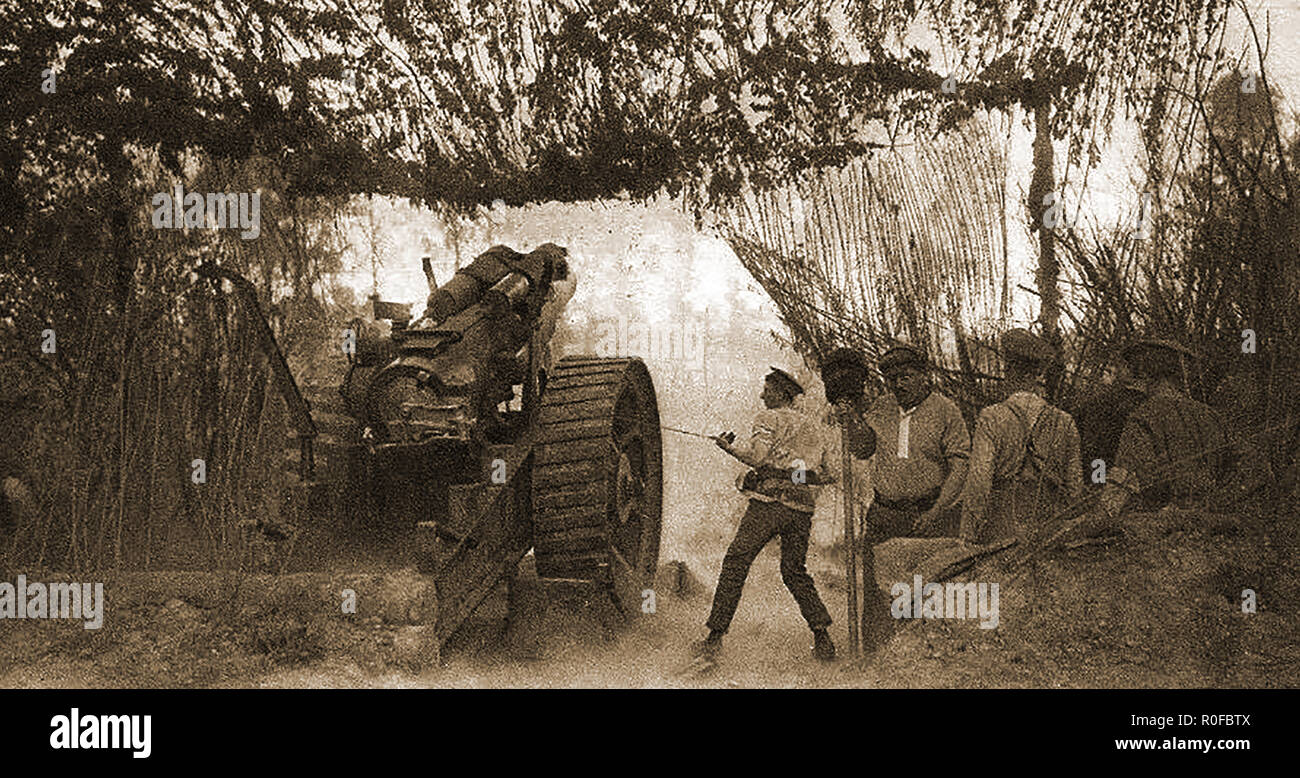 Un WWI fotografia che mostra i soldati lo sparo di artiglieria pesante (Obice) pistola Foto Stock