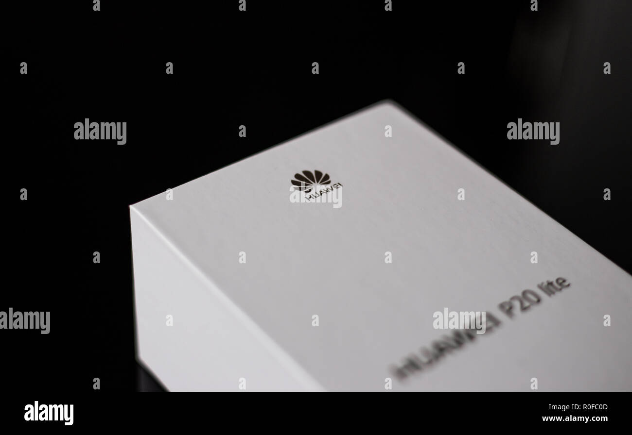 White box di un nuovo P20 Lite mobile smartphone realizzato mediante tecnologia cinese marca Huawei su un lucido la superficie nera Foto Stock