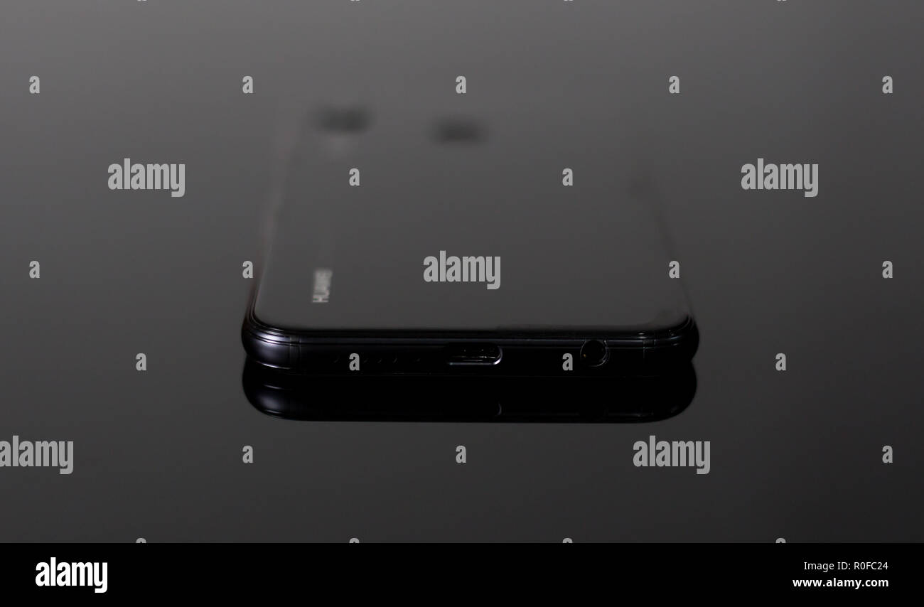 Lucido nuove P20 Lite telefono cellulare realizzato mediante tecnologia cinese marca Huawei liscio con bordi curvi su un Riflettente superficie nera Foto Stock