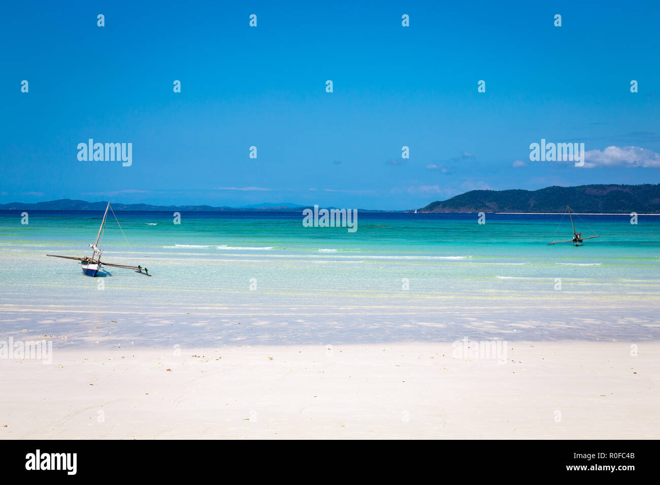 Piroga locale barca sul paradiso tropicale isola di Nosy Iranja vicino a Nosy Be, Madagascar Foto Stock