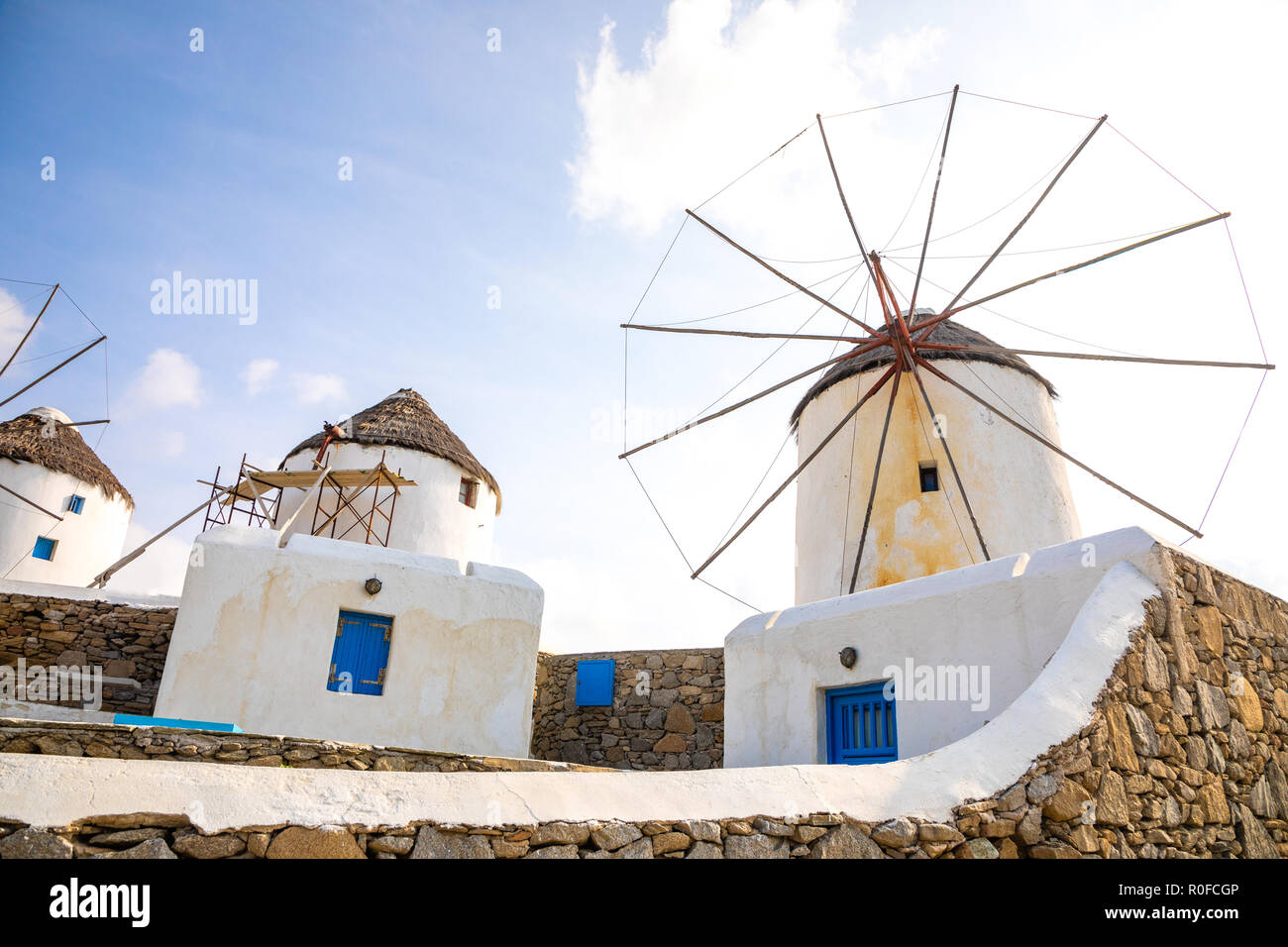 Mulino a vento su una collina vicino al mare sull'isola di Mykonos, Grecia Foto Stock