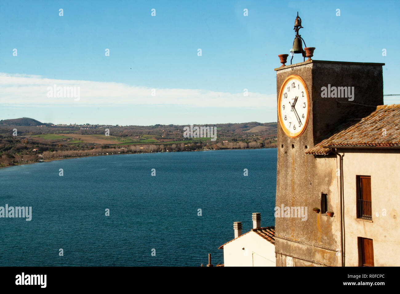 Vista del lago di Bolsena dalla rocca di Capodimonte con la torre dell orologio guardando il lago , Capodimonte, Viterbo, Lazio, Italia Foto Stock