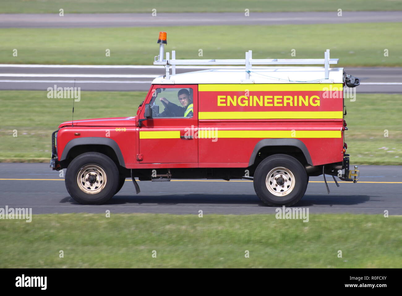 SL05 ONV (0618), un Land Rover Defender 110 azionato dal l'Aeroporto di Prestwick dipartimento di ingegneria. Foto Stock