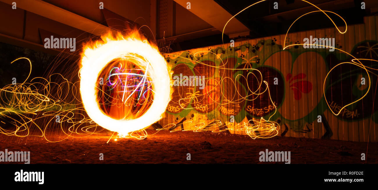 L'arte astratta creata utilizzando una lunga esposizione, comunemente chiamato la pittura di luce, fuoco, luci LED e candele stock sono comuni spazzole. Foto Stock