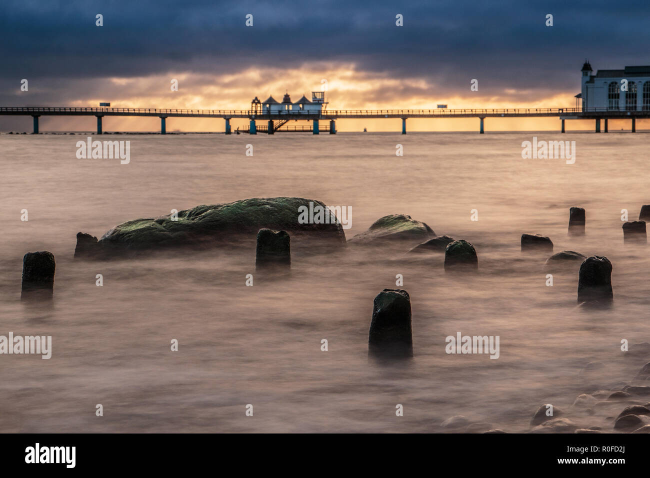 Imbarcadero alba sul mar Baltico con sfondo drammatico Foto Stock