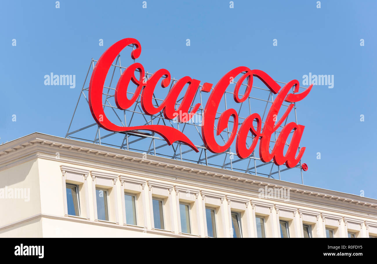 Coca-Cola pubblicità segno sulla costruzione, Skopje, Regione di Skopje, Repubblica di Macedonia del nord Foto Stock