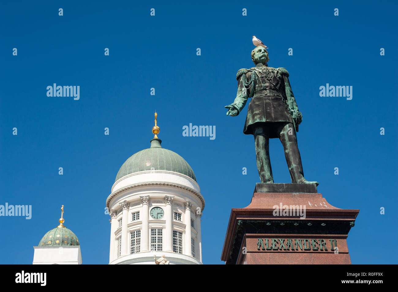 23.06.2018 - Helsinki, Finlandia, Europa - Statua di Alessandro II è visto di fronte la Cattedrale di Helsinki noto anche come Bianca Cattedrale in Piazza del Senato. Foto Stock