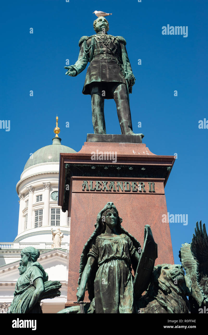 23.06.2018 - Helsinki, Finlandia, Europa - Statua di Alessandro II è visto di fronte la Cattedrale di Helsinki noto anche come Bianca Cattedrale in Piazza del Senato. Foto Stock