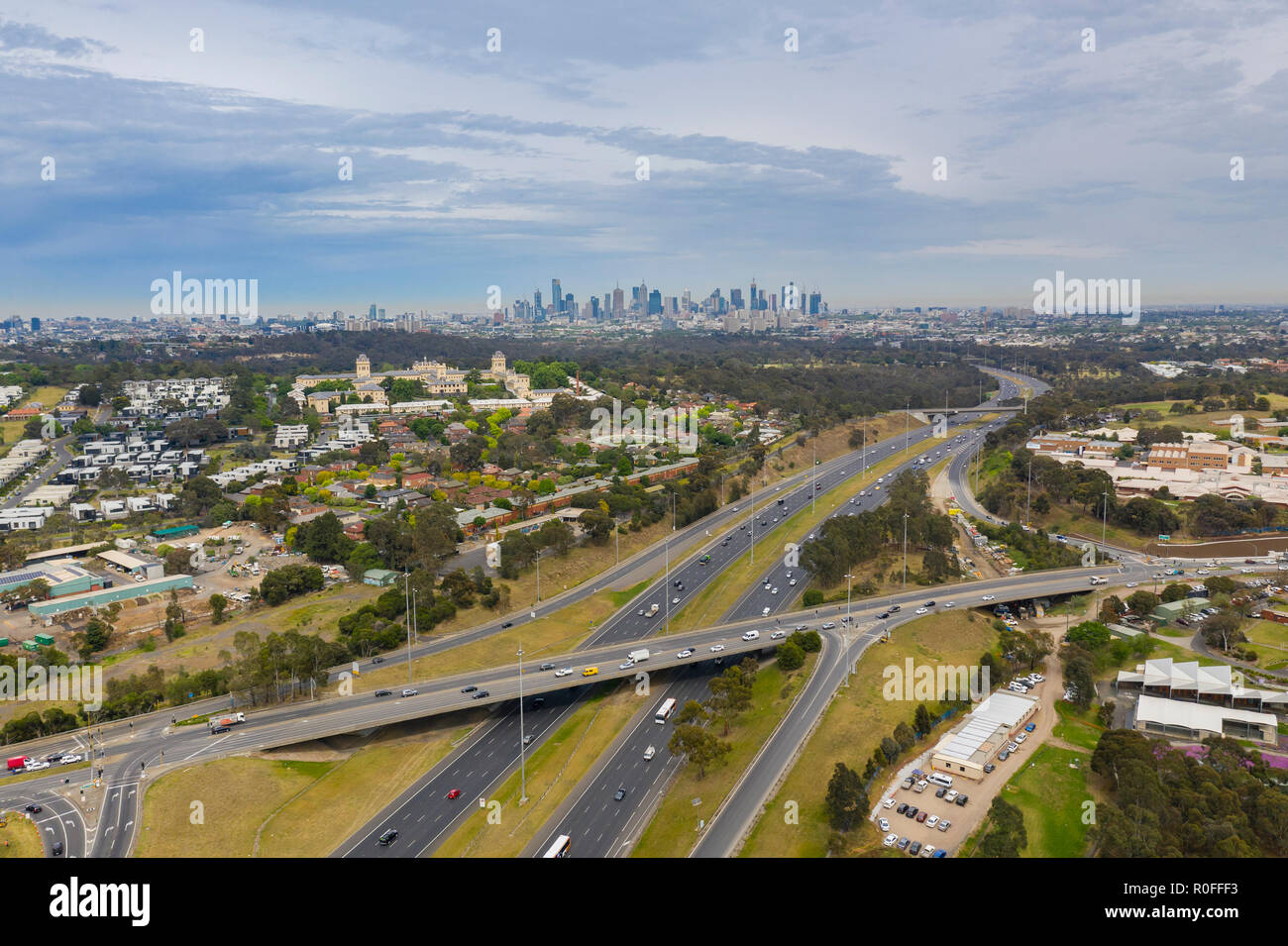 Foto aerea del traffico autostradale e città di Melbourne Foto Stock