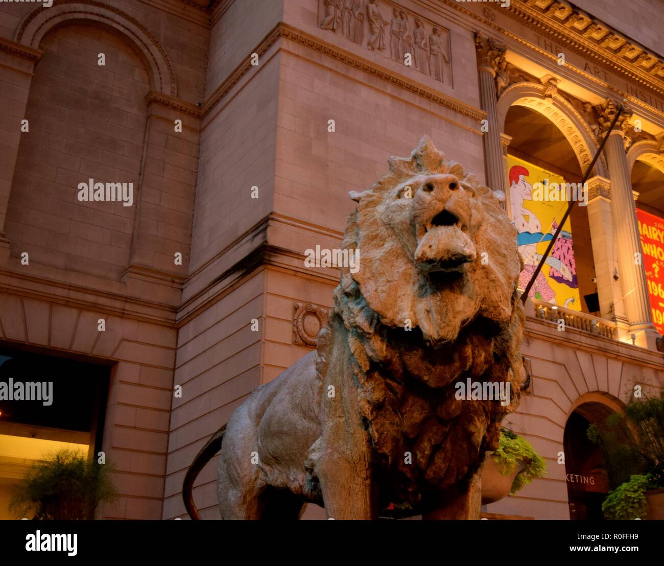 Uno dei due leoni presso l'entrata dell'Art Institute of Chicago. Istituito nel 1893, il museo è uno dei più antichi e più grande negli Stati Uniti. Foto Stock