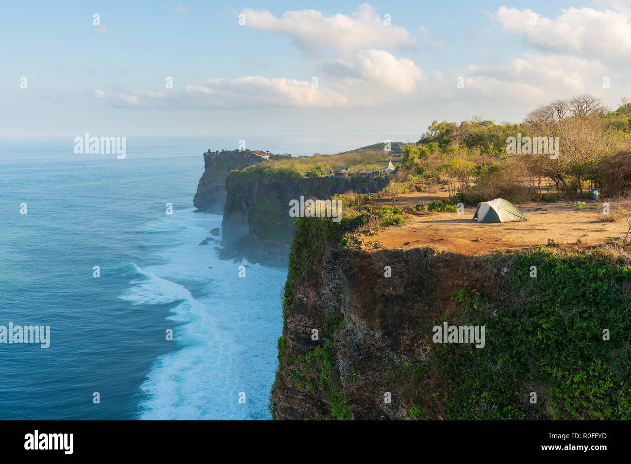 Natura paesaggio litorale isola tropicale con paesaggi tenda sul top mountain cliff Foto Stock