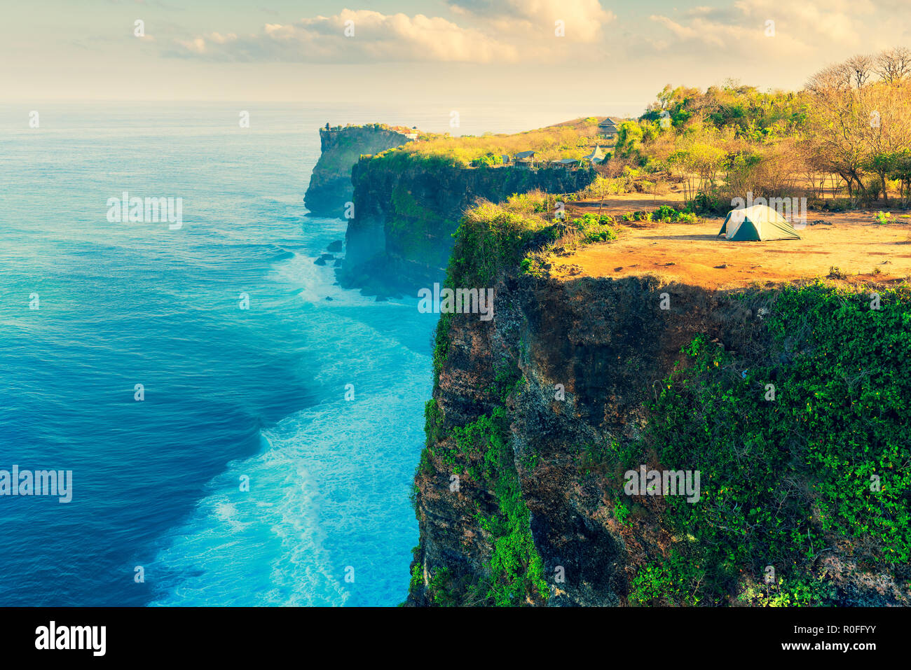 Natura paesaggio litorale isola tropicale con paesaggi tenda sul top mountain cliff Foto Stock
