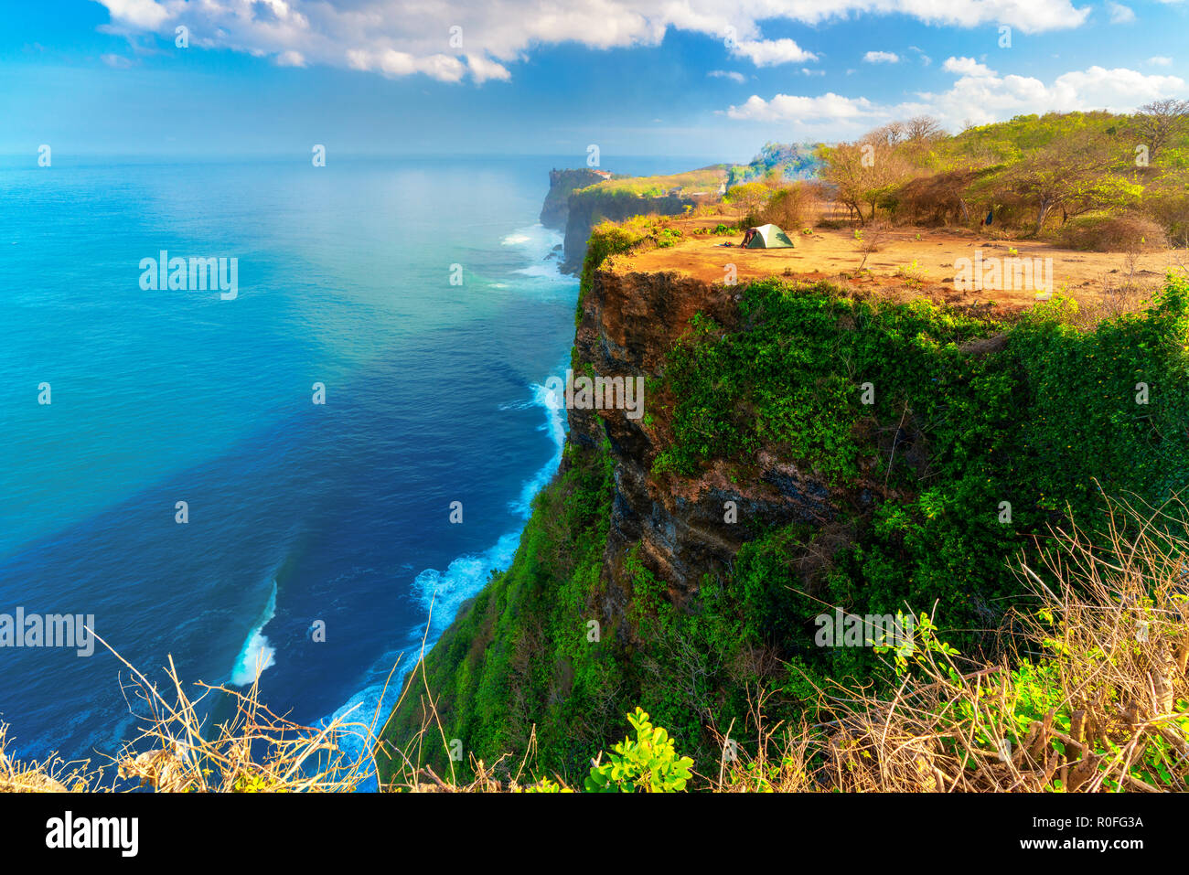 Natura paesaggio litorale isola tropicale con paesaggi camp su top mountain cliff Foto Stock