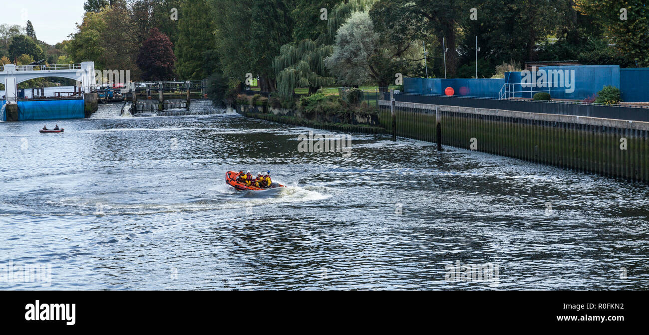 Barca RNLI formazione dell'equipaggio a Teddington Lock,l'Inghilterra,UK Foto Stock