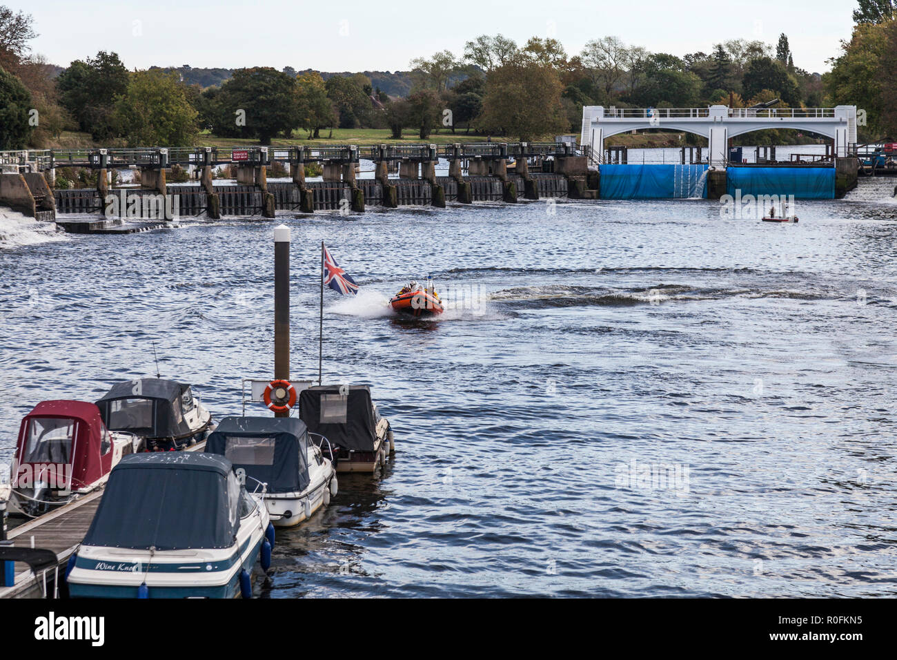 Barca RNLI formazione dell'equipaggio a Teddington Lock,l'Inghilterra,UK Foto Stock