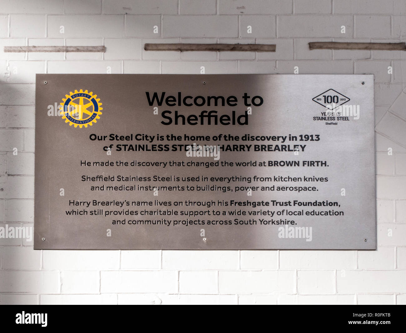 Parete Commemorative Plaque a Harry Brearley che ha scoperto in acciaio inox in 1913, stazione di Sheffield Foto Stock