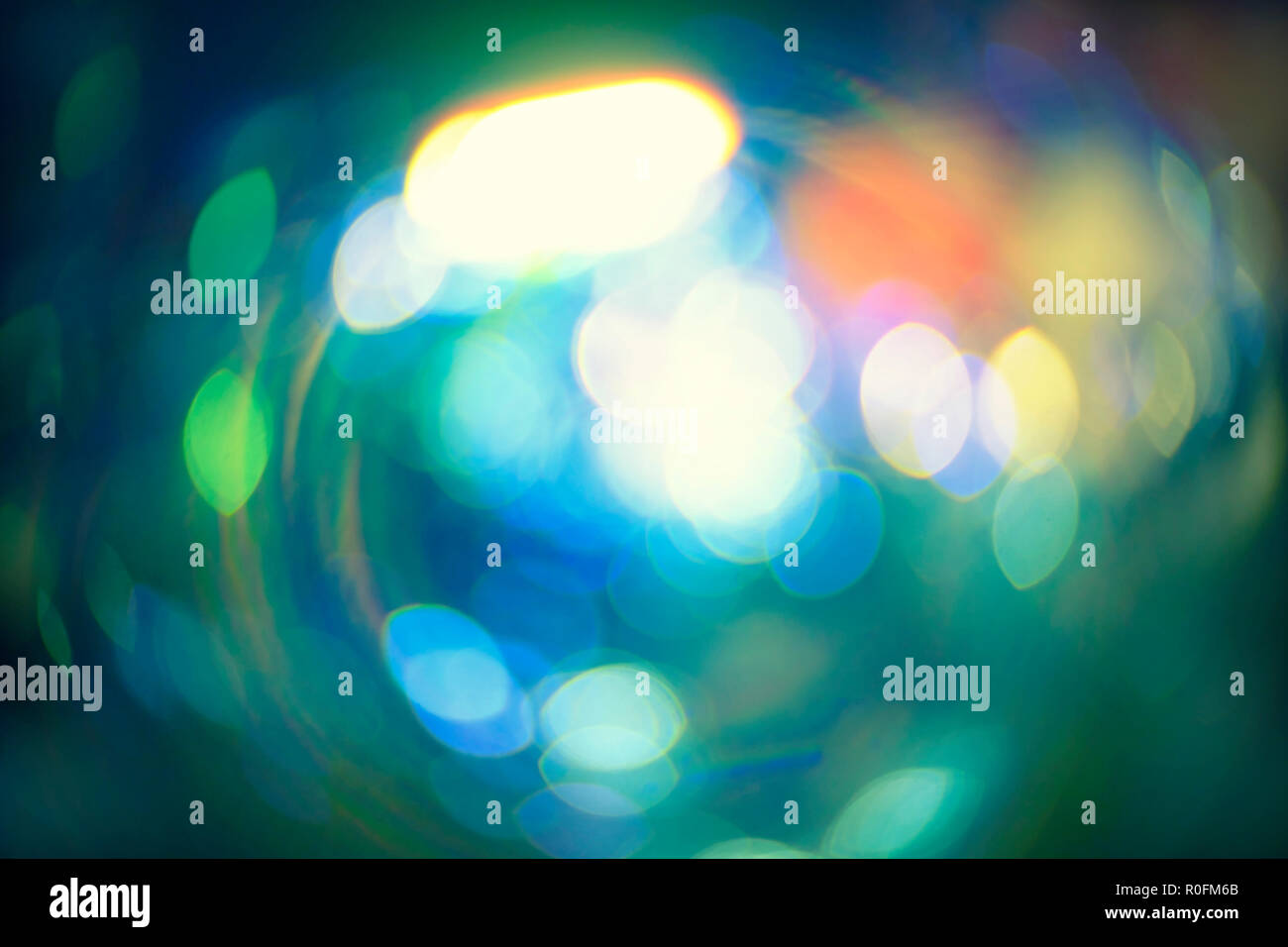 Defocalizzata le luci di Natale, lucido bokeh di fondo per vacanze inverno design, molti elementi sfocate su dark Foto Stock