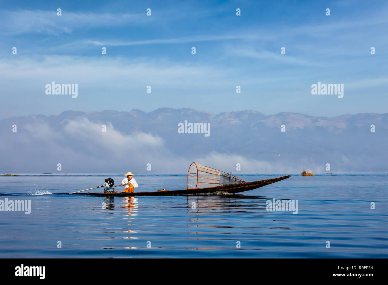 Tradizionale birmana pescatore al Lago Inle, Myanmar Foto Stock