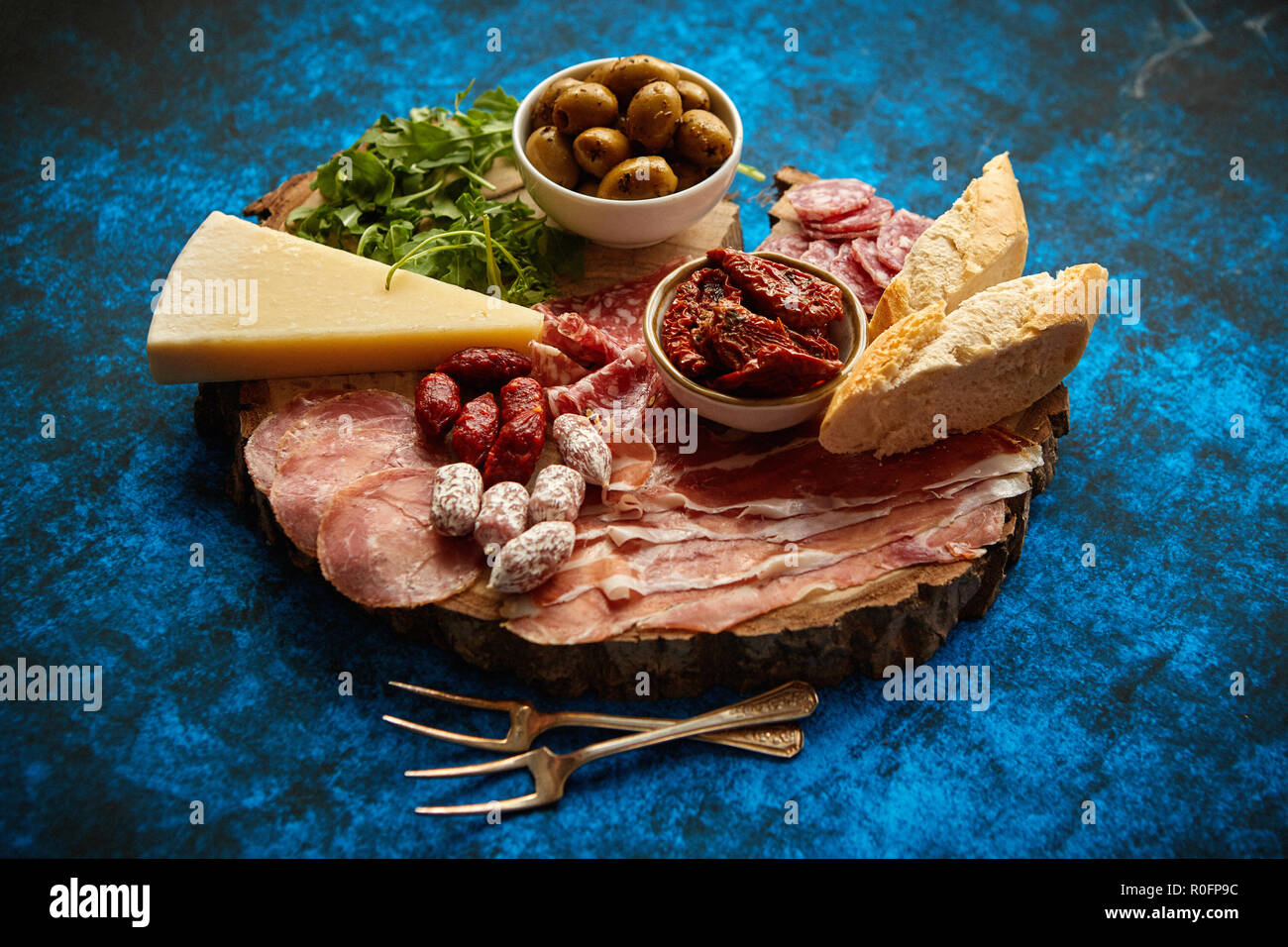 Delizioso mix di diversi spuntini e stuzzichini Foto Stock