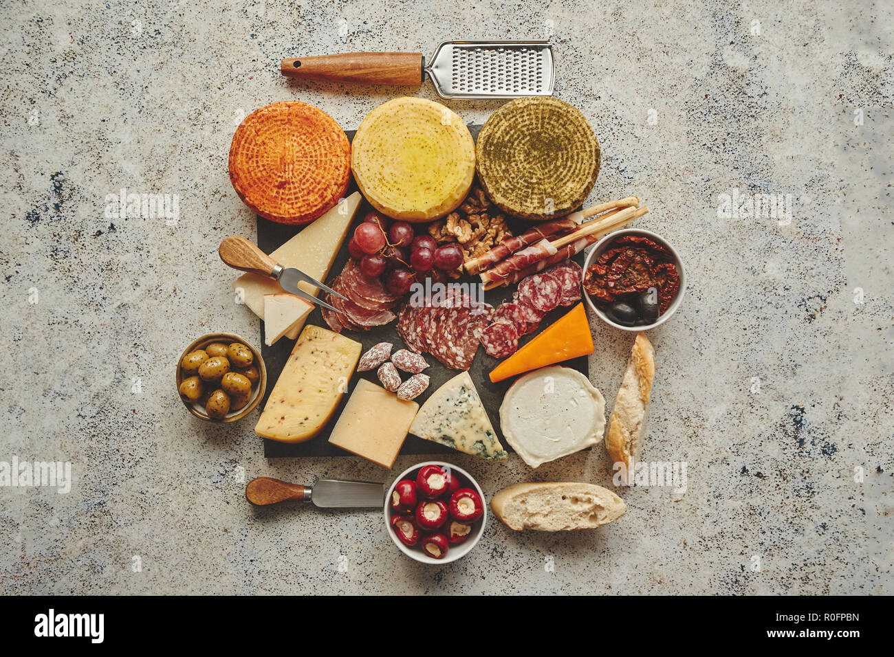 Delizioso mix di diversi spuntini e stuzzichini Foto Stock