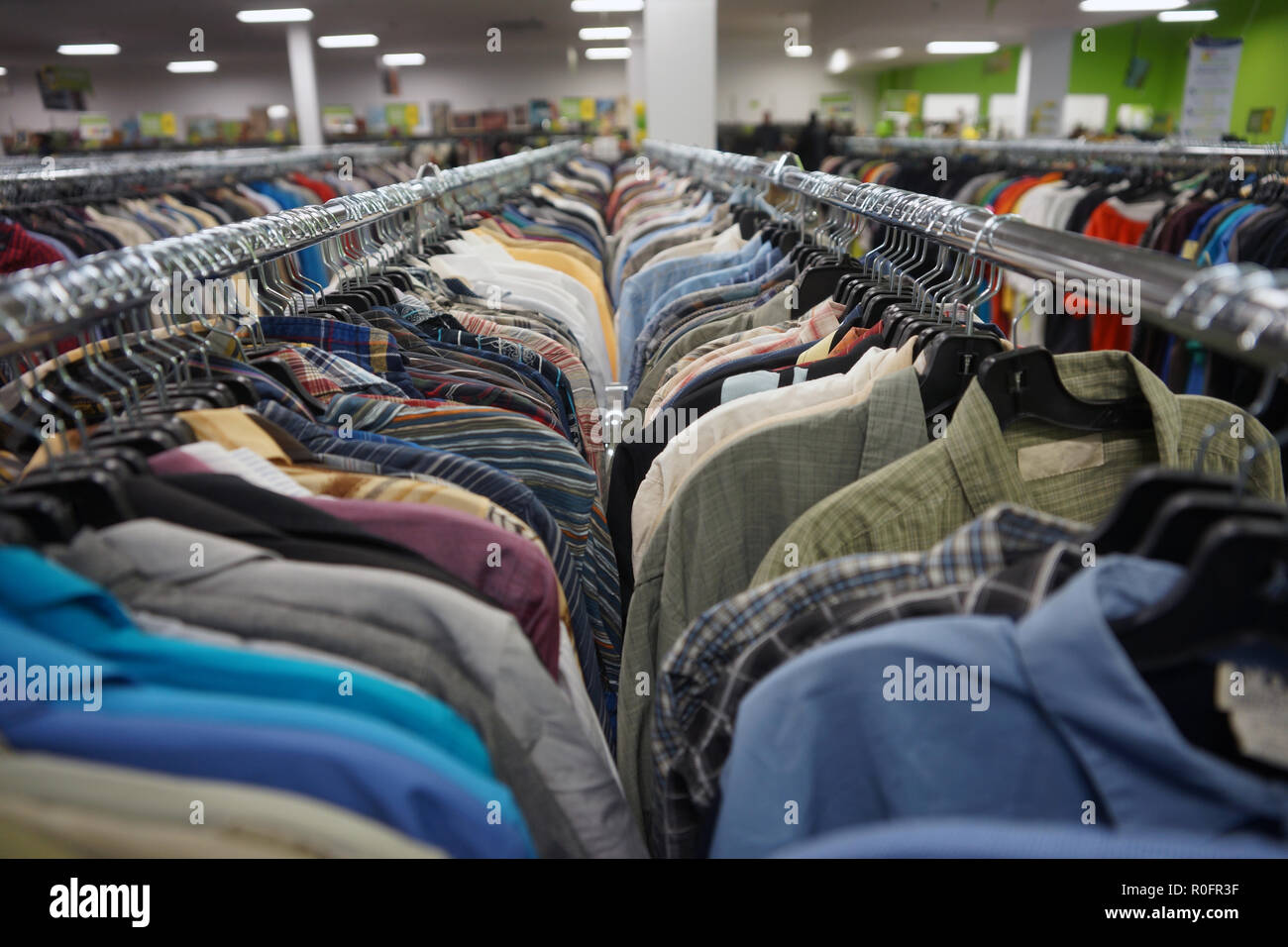 Montreal, Canada, 3 Marzo,2018.cremagliere di usato abbigliamento uomo in parsimonia store.Credit:Mario Beauregard/Alamy Live News Foto Stock