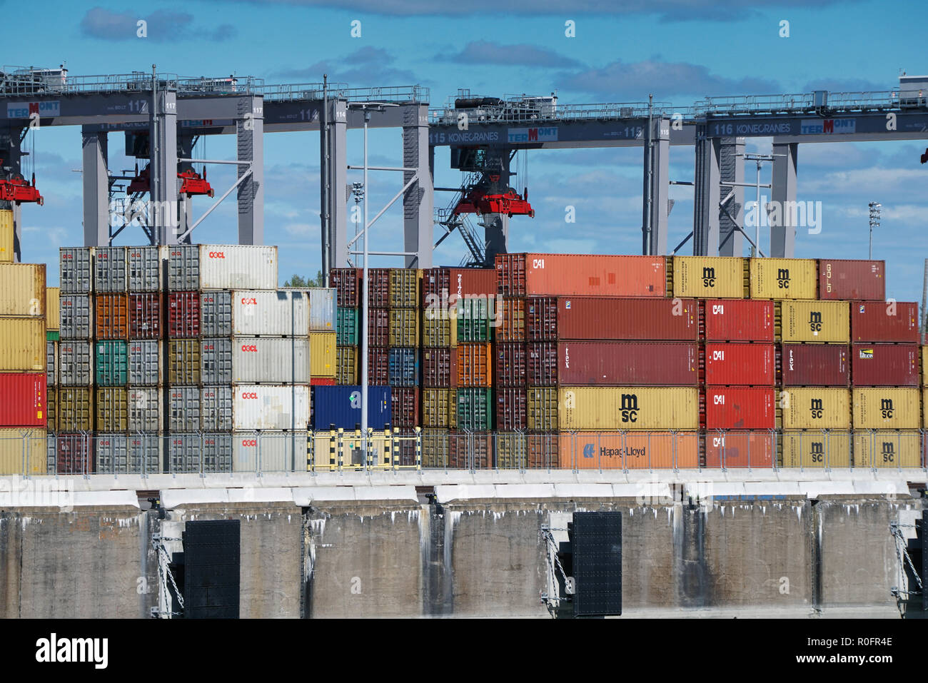 Montreal, Canada, 8 settembre, 2018.i contenitori di spedizione seduta dockside in Montreal' porto commerciale. Credit:Mario Beauregard/Alamy Live News Foto Stock