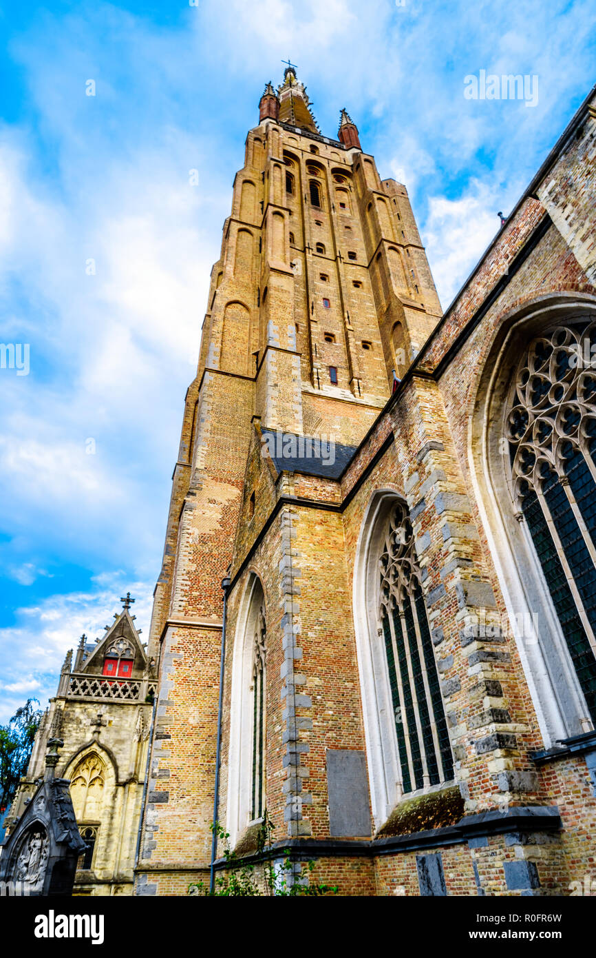 La torre di Onze Lieve Vrouwekerk (Chiesa di Nostra Signora) nel centro storico della medievale e città turistica di Bruges, Belgio Foto Stock