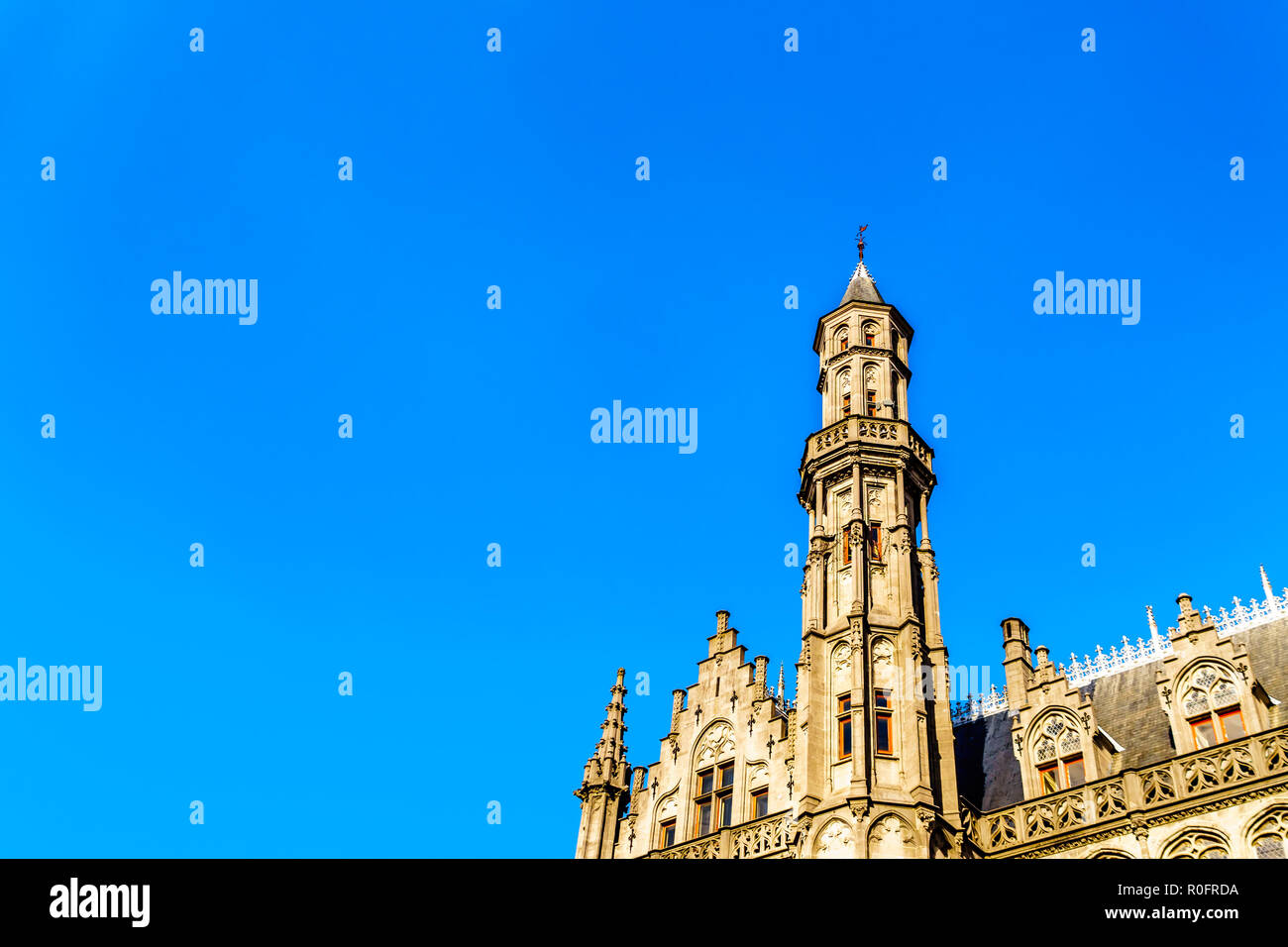 Torre Historium del Waterhalle storico edificio che oggi ospita il Historium attrazione, una ricostruzione storica del borgo medievale di Bruges, Belgio Foto Stock