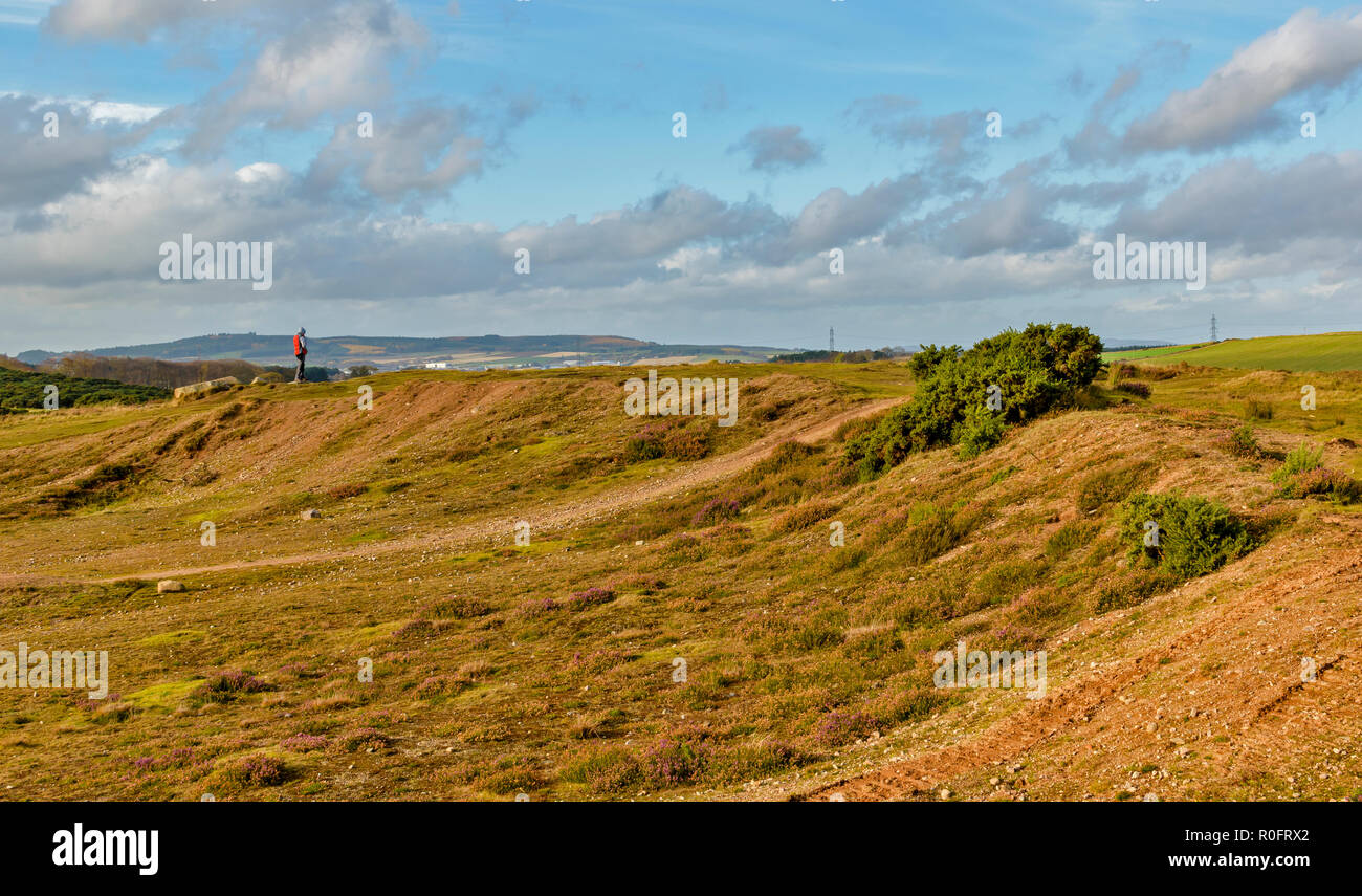 SCOTSTOWN MOOR natura locale riserva la città di Aberdeen Scotland disboscata sul bordo del Moro e un Viandante Foto Stock