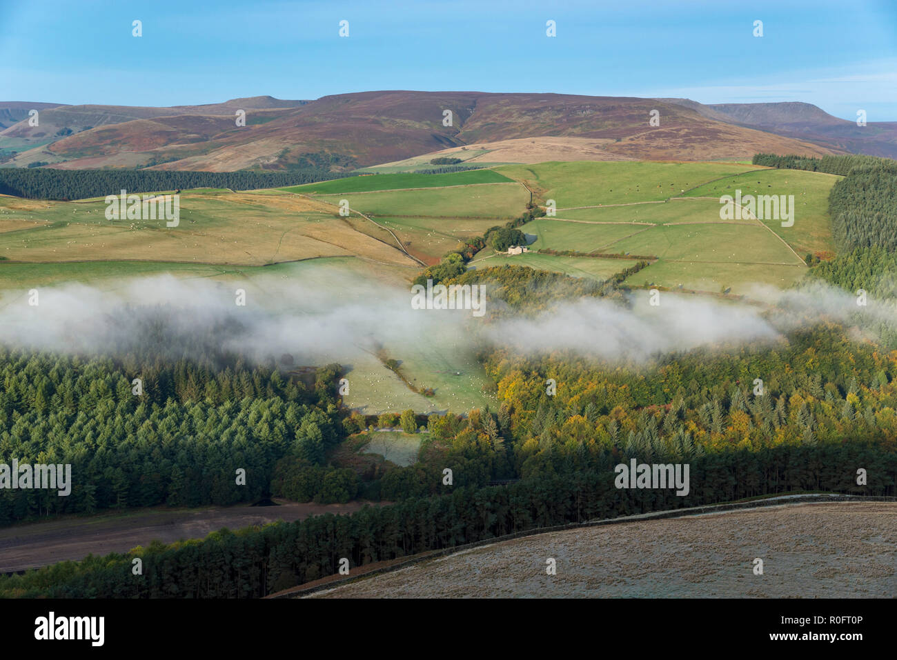 Strato di nebbia sulle colline accanto al serbatoio Ladybower, parco nazionale di Peak District, Derbyshire, in Inghilterra. Foto Stock