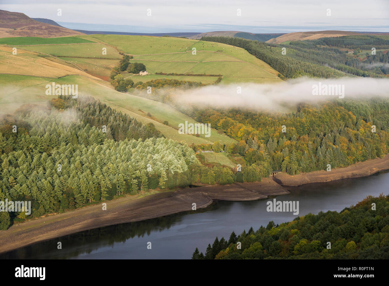 Strato di nebbia sulle colline accanto al serbatoio Ladybower, parco nazionale di Peak District, Derbyshire, in Inghilterra. Foto Stock