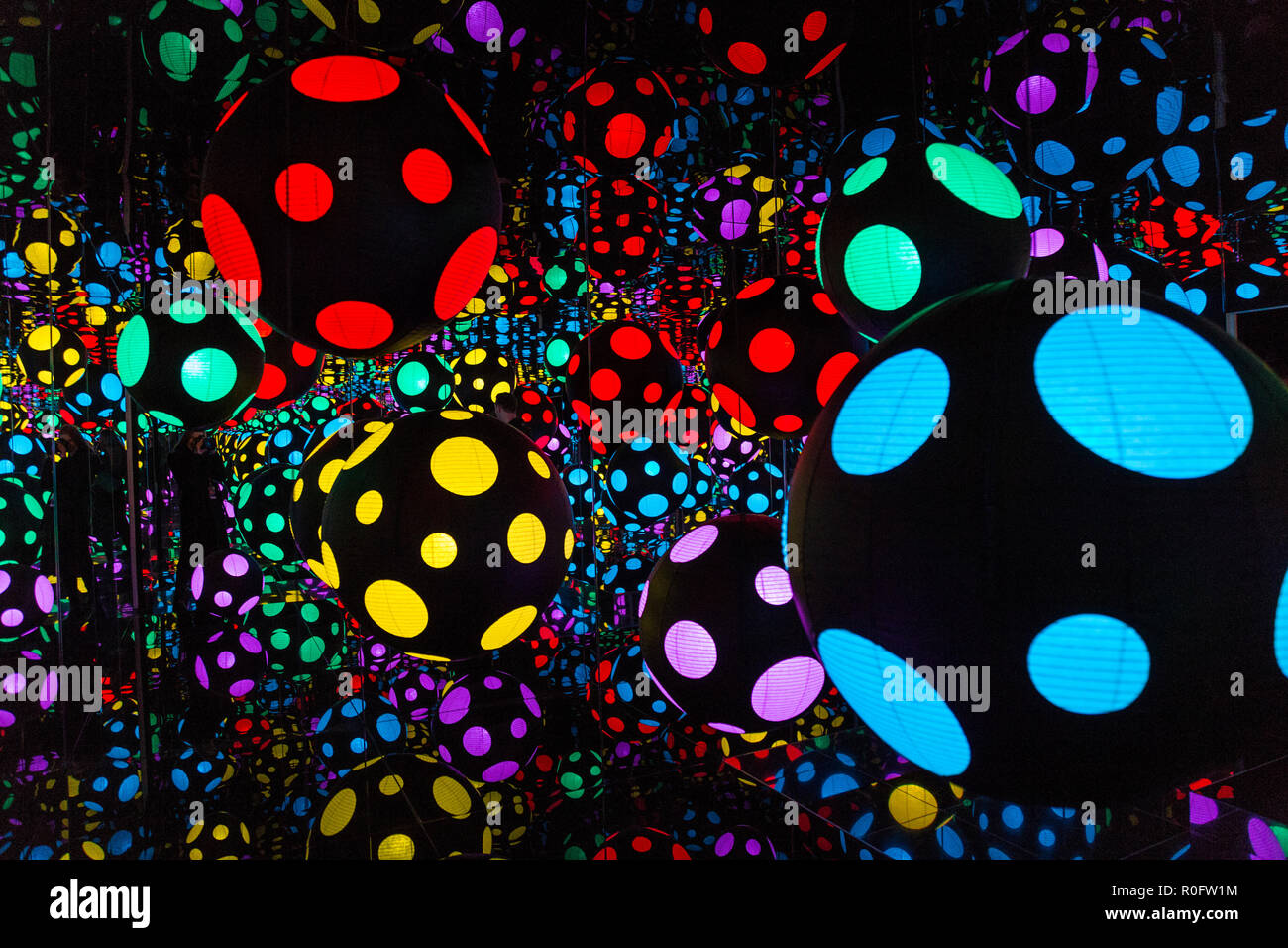 Lanterne di carta del 'My cuore sta ballando nell'universo infinito Camera in mirroring da Yayoi Kusama presso il Victoria Miro 2018, London, Regno Unito Foto Stock