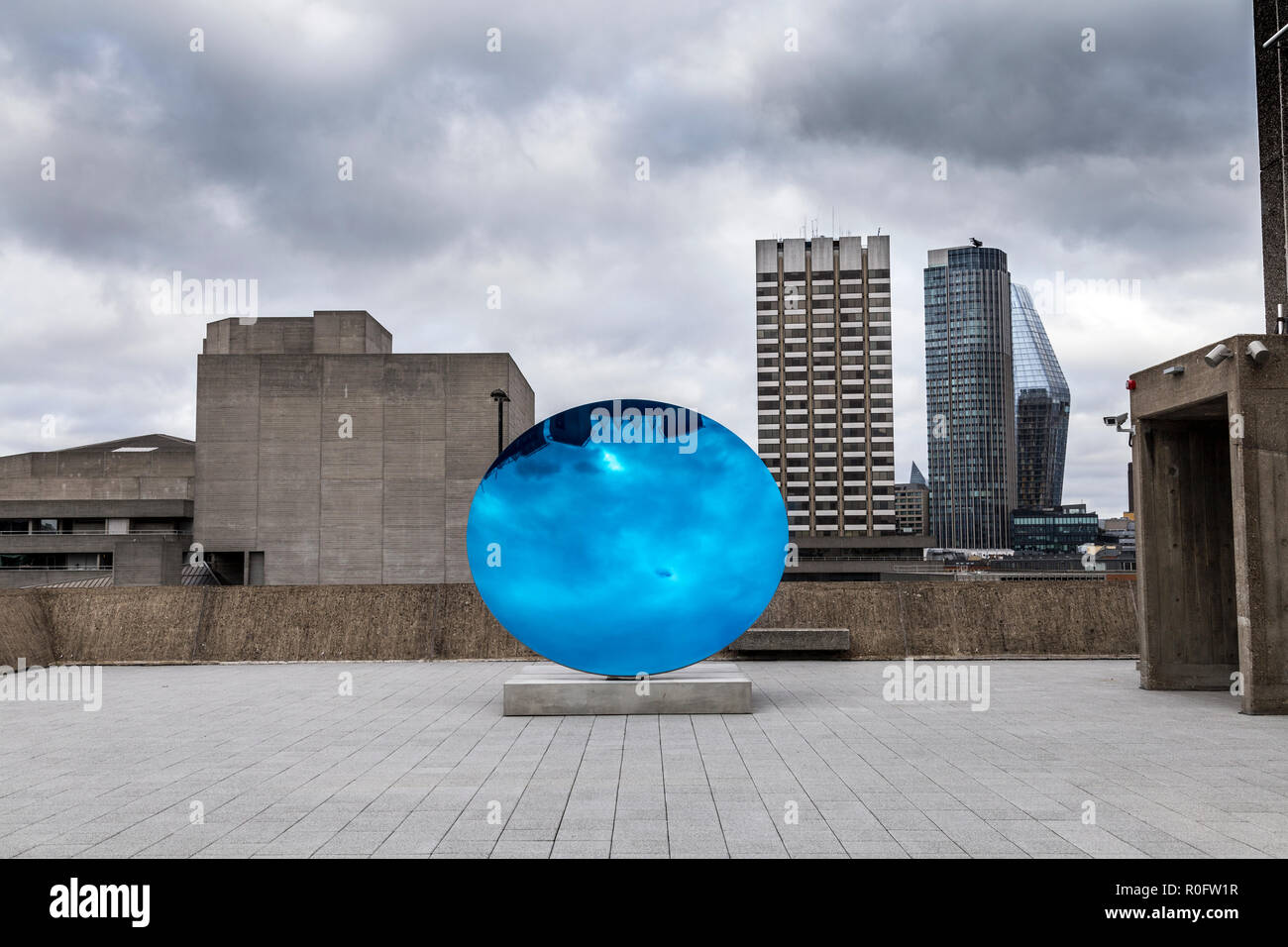 Specchio di cielo, blu (2016) da Anish Kapoor presso lo spazio espositivo traslatori di 2018, Hayward Gallery di Londra, Regno Unito Foto Stock