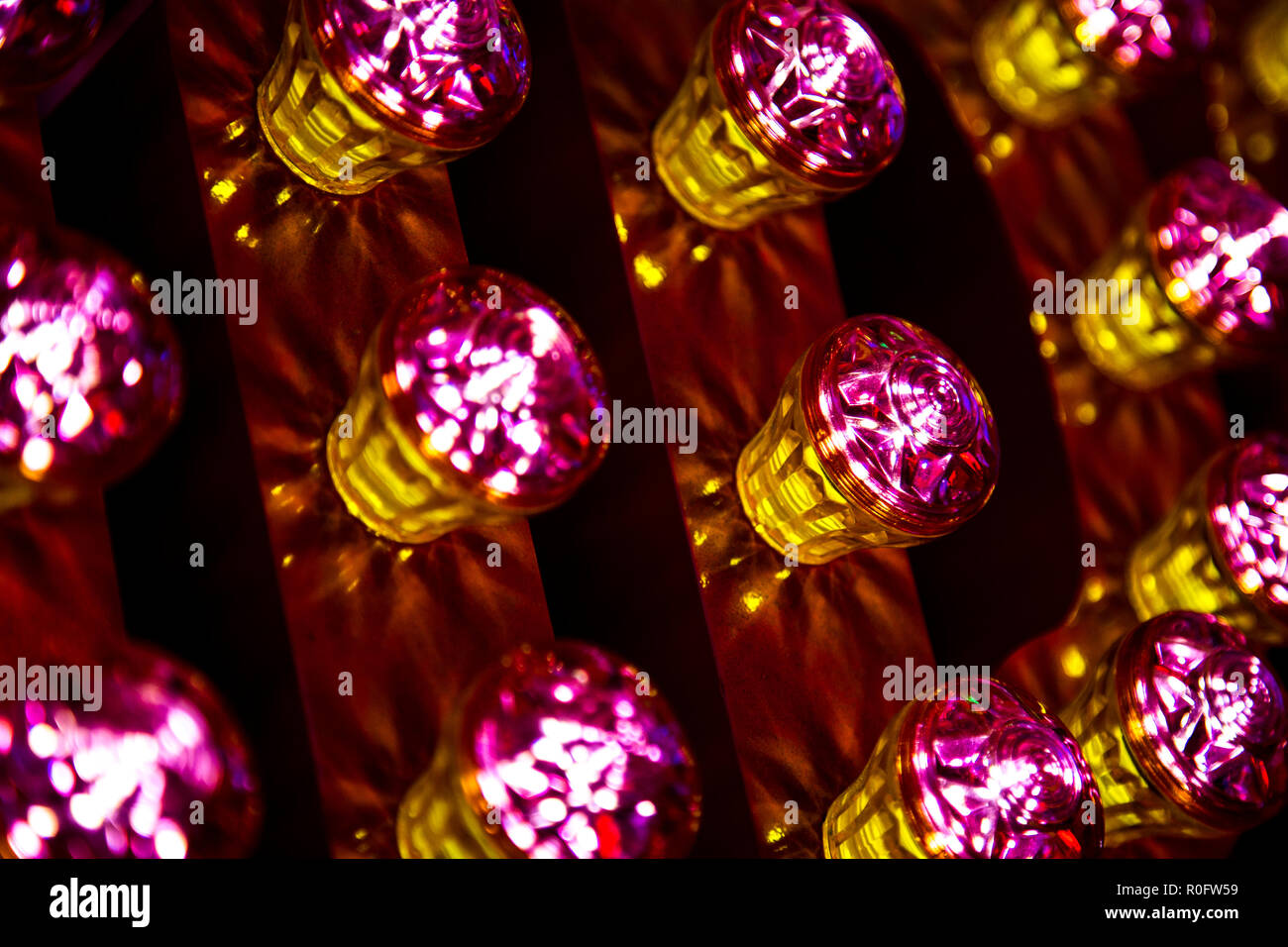 Stanza piena di colorati luminose insegne al neon, Neon shop dèi proprio Junkyard, Walthamstow, London, Regno Unito Foto Stock