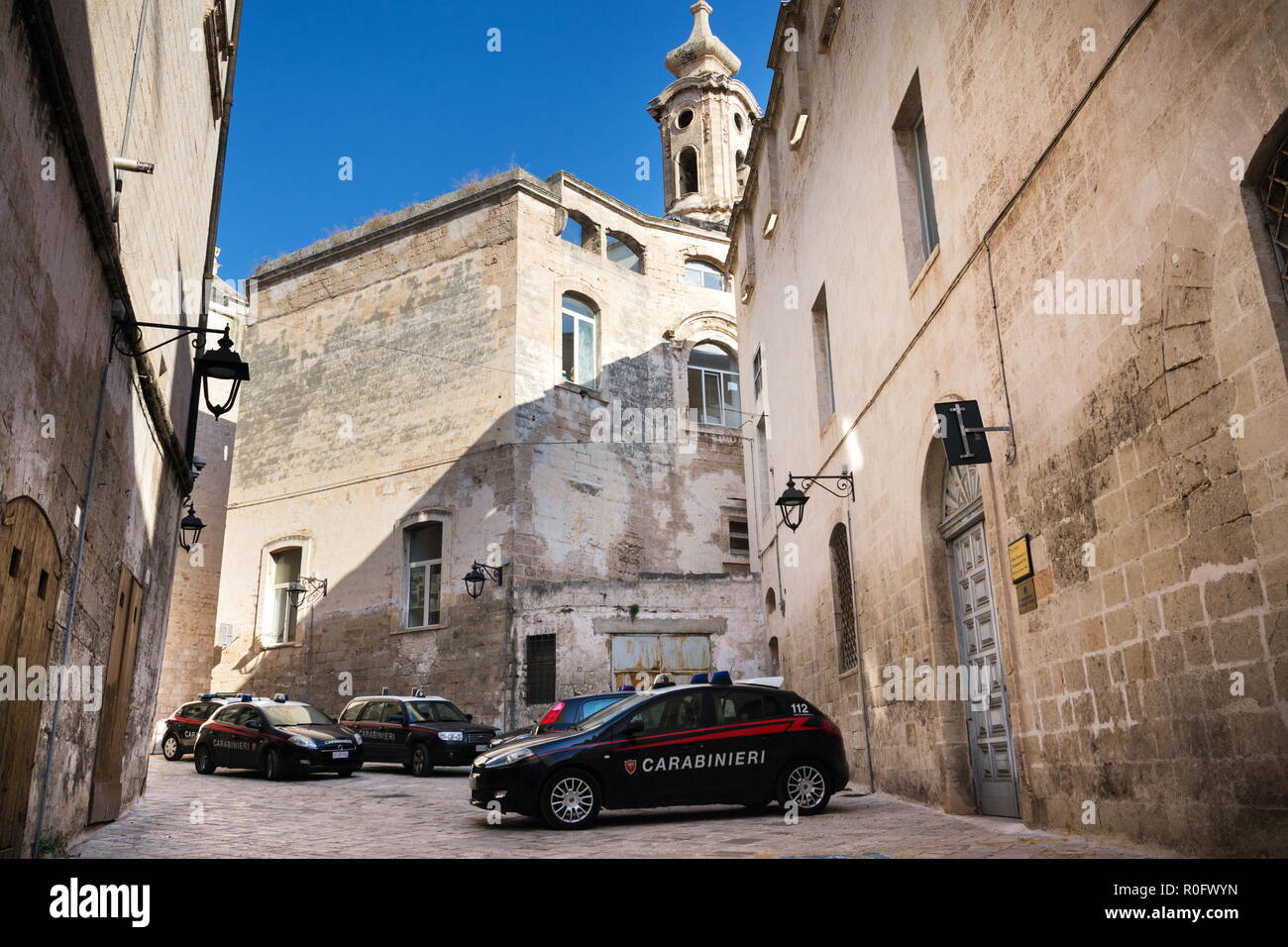 MONOPOLI, Italia - 4 Luglio 2018: Carabinieri auto della polizia stand nel centro storico il 4 luglio 2018 a Monopoli, Italia. Foto Stock