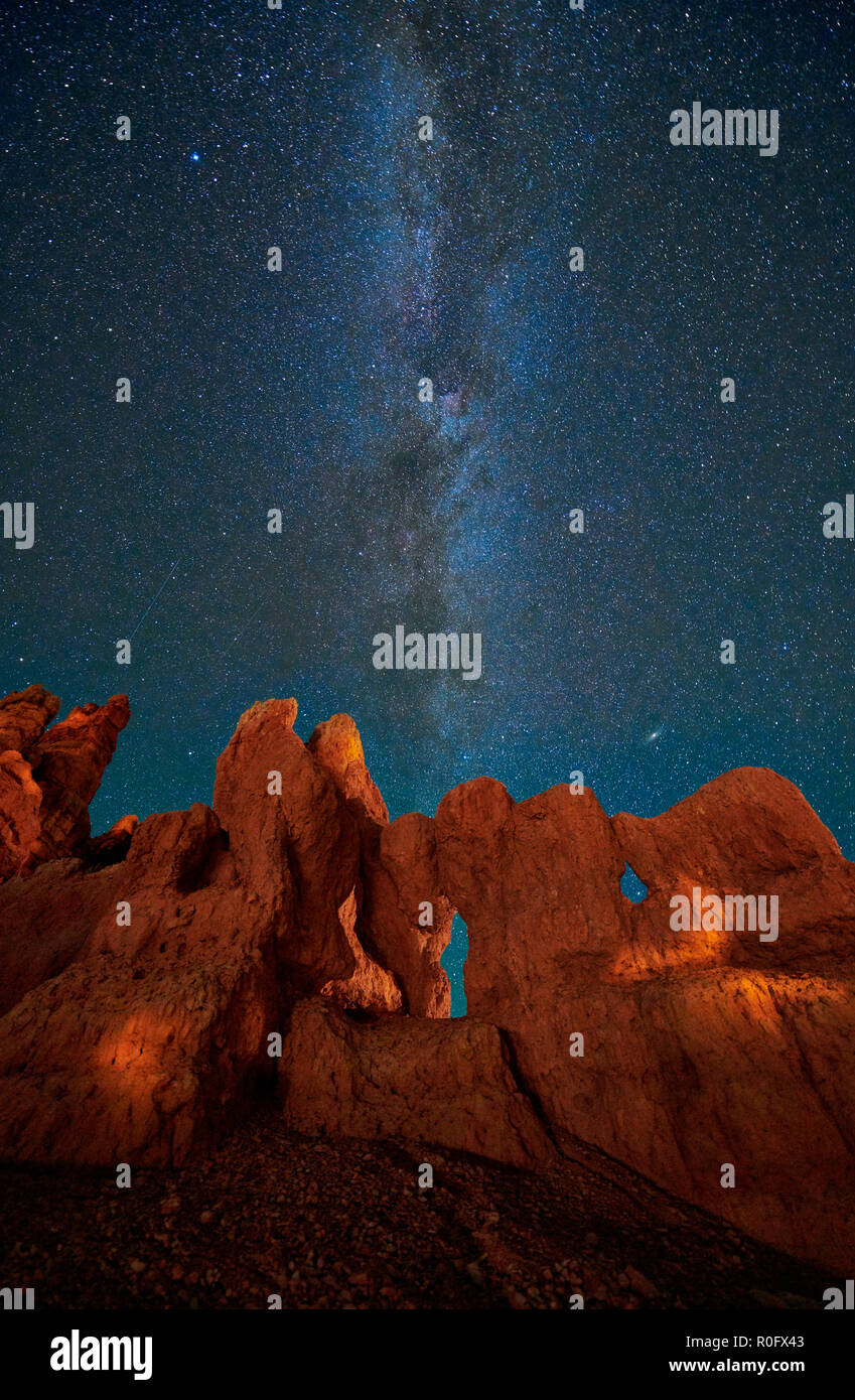 Cielo notturno con via lattea su Red Canyon in Dixie National Forest, Utah, Stati Uniti d'America, America del Nord Foto Stock