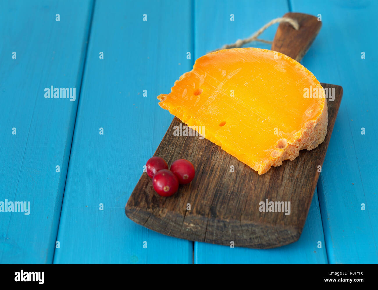 Mimolette, tipo di formaggio insieme con aggiunta di pane e di mirtilli rossi freschi Foto Stock